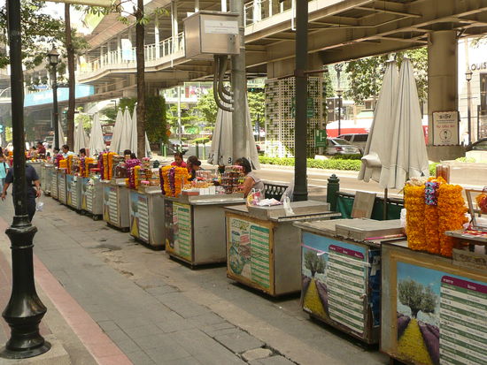Opfergaben, kauft Opfergaben. Wer fehlt den da unentschuldigt?