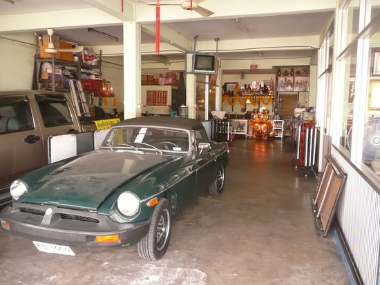 Autowerkstatt. Man beachte den Hintergrund. Kleiner Haustempel.