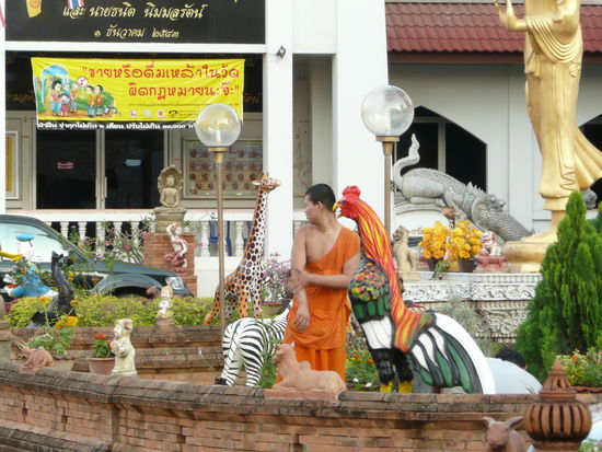 Man beachte die Figuren. Ganz links am Auto