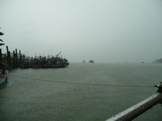 Regen beim Einstieg ins Speedboot