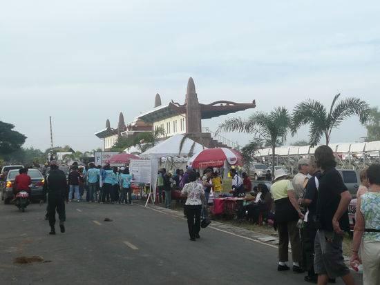 Weg zur Tribuene. Auf dem Bild ist die Tribuene fuer 800 Baht pro Platz zu sehen.