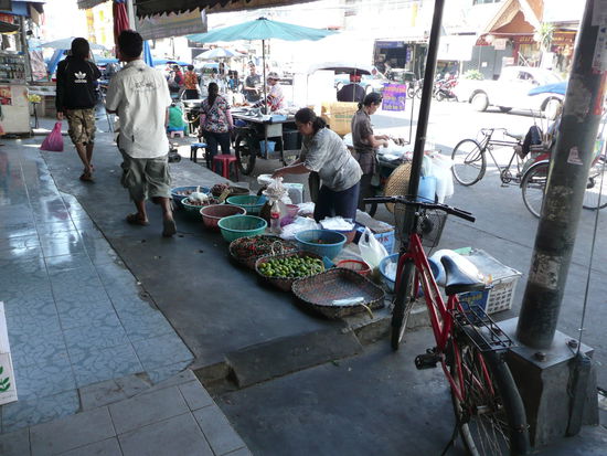 Wer auf dem Markt keinen Platz findet stellt sich halt auf der Strasse auf.
