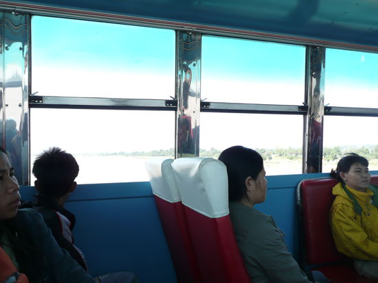 Im Bus ueber den Mekong
