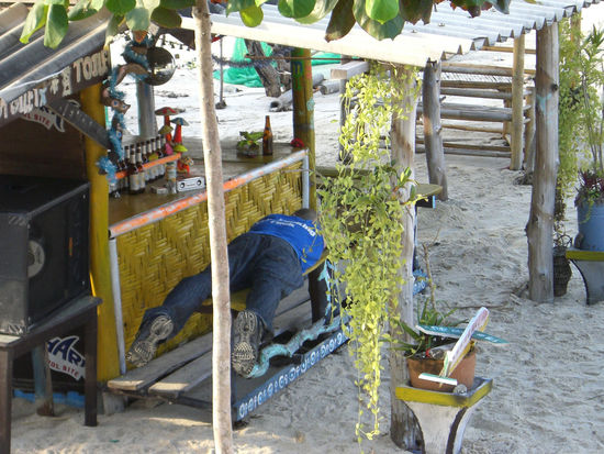 Winny relaxt nach einer harten Nacht auf der Bank...