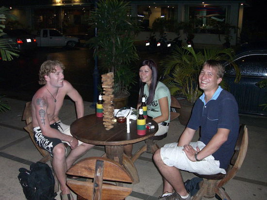 Gerald, Sarah und Daniel gemeinsam mit unserem Jenga Turm. Wenige Sekunden spaeter war dieser auch schon wieder Geschichte.