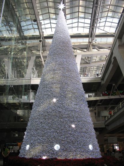Christbaum am Flughafen