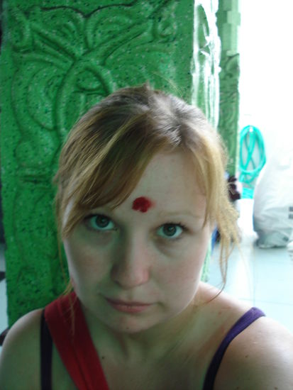 jaja ich weiss ich sehe echt fertig aus...aber es geht ja um den Punkt auf der Stirn!! 