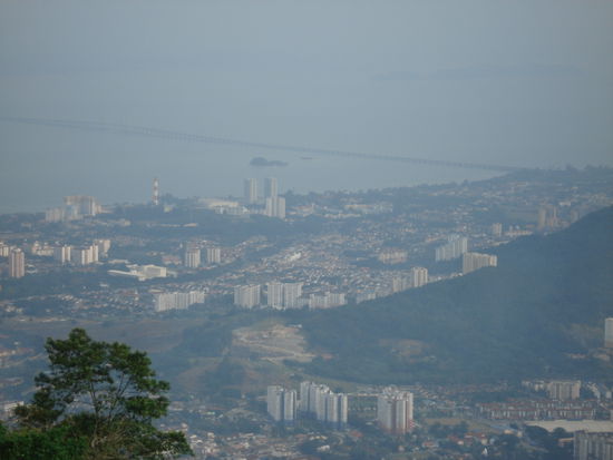 Aussicht vom Penang Hill und ganz da hinten sieht man die Bruecke