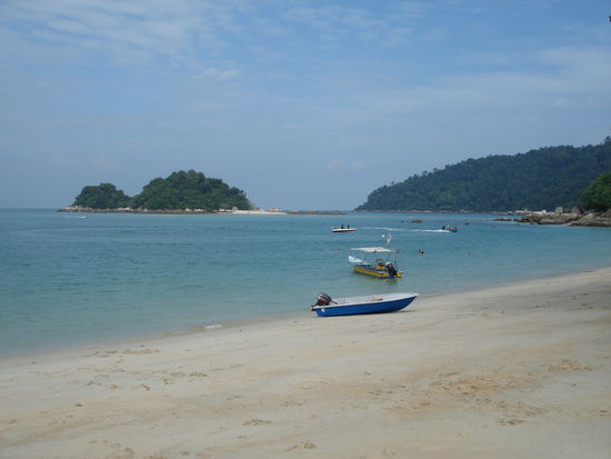 die kleine Insel ist Glam Island, hat einen mini Strand, der ist aber soooo strahlend weis, das es einen blendet wenn man draufschaut!!!