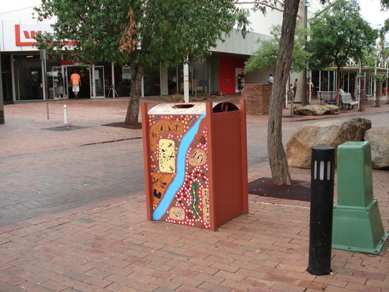 Muelleimer in Alice Springs...im Hintergrund die Fussgaengerzone...man sieht ja wie viel los ist!!