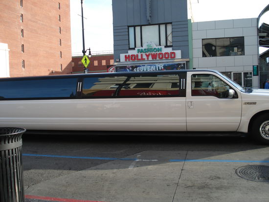 solche autos gibts in LA an jeder ecke *gähn* 