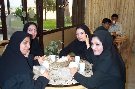 Studentinnen beim Frühstück in Shiraz