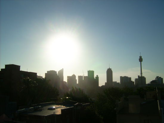 Blick von der Dachterasse von Evas Backpacker auf die Skyline von Sydney