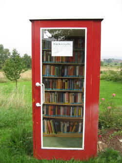 Bücherzelle hinter Polle