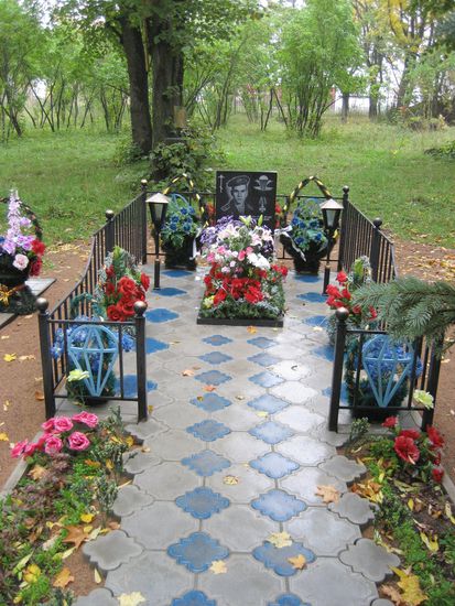 russischer Soldatenfriedhof kurz hinter Narva (Narva=Grenzstadt). Hier gibte ei einige "junge" Grabsteine aus 1999 und 2000