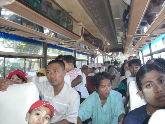 ...im Bus wird jeder Sitzplatz genutzt...... auch wenn keiner mehr da ist.....