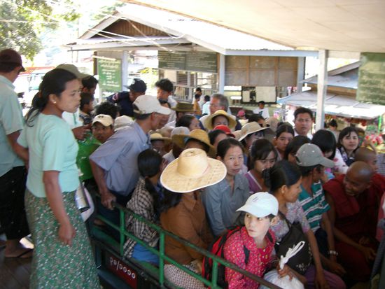 Fahrt zum Golden Rock...es ging erst los als 50-60 Mann auf der Ladefläche waren....