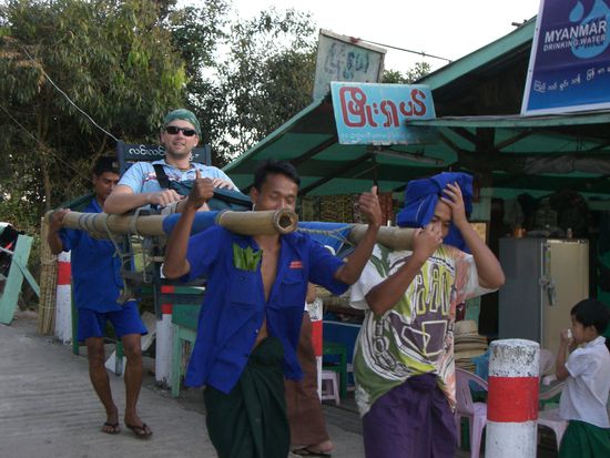 Das konnte ich mir nicht entgehen lassen....einmal tragen lassen.....