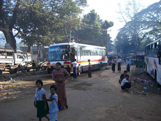 Morgens Busbahnhof ....Weiterfahrt nach Bago