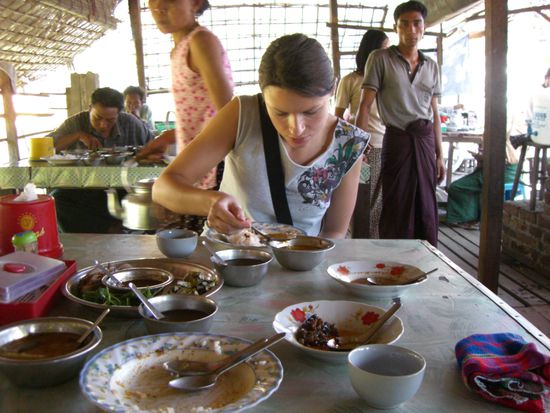 Mittagessen in Bago....