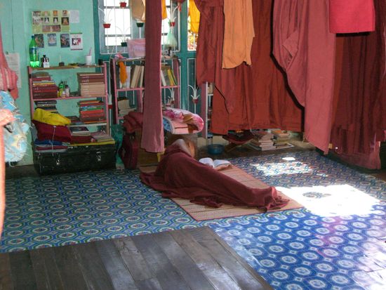 Schlafender Mönch in seinem " Bett " im Kloster in Bago