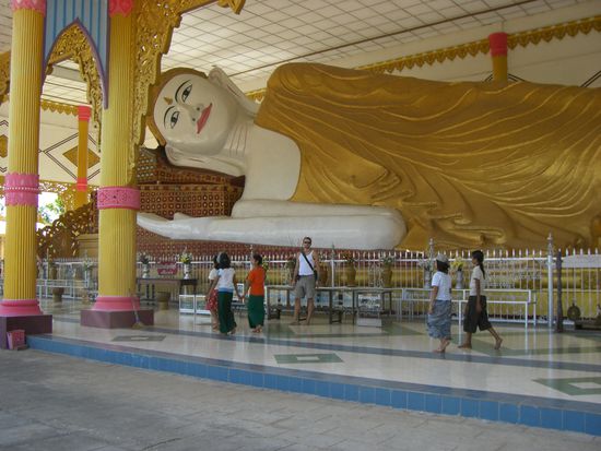 der liegende Buddha in Bago...jahrelang im Dschungel verschollen und von den Briten beim Bau der Eisenbahn wiederentdeckt....