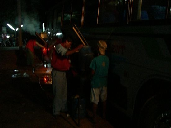 ...tanken auf myanmesisch......