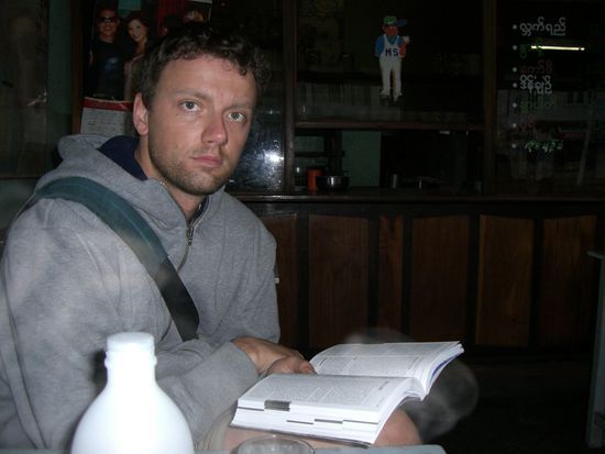 Ankunft in Kalaw....nach unserem 16 Stunden Horrortrip....Birgit ist gerade auf der Suche nach ihren Knöcheln......