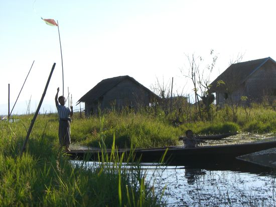 Junge am See beim spielen.....