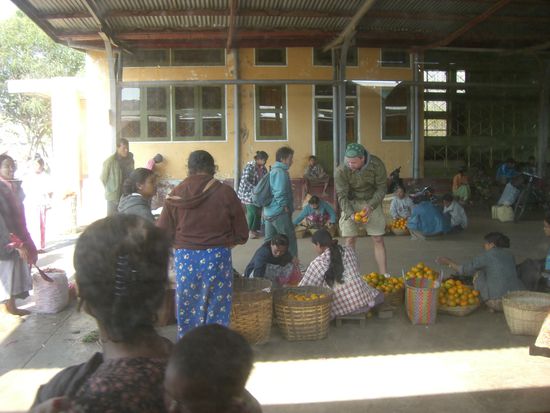 am ersten Stop....kurze Zeit um ein paar Früchte zu kaufen