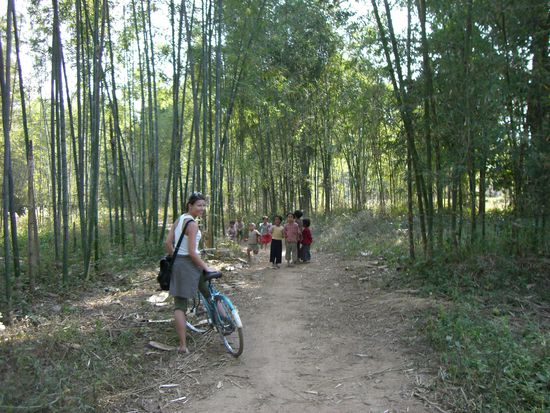 unsere Radtour....Birgit mit ner Gruppe neugieriger Kinder im Bambuswald......