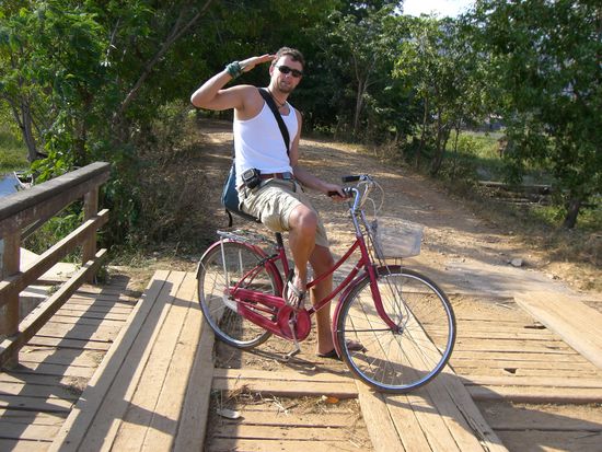 sportlich und das Fahrrad natürlich in pink mit Muttikorb am Lenker....na ja ...in der Not frisst ja auch der teufel Fliegen....grins
