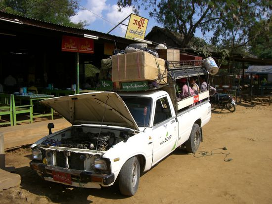 Unser Pick Up bei einer kleinen Pause. Oben drau saßen wir zu zehnt oder so.....