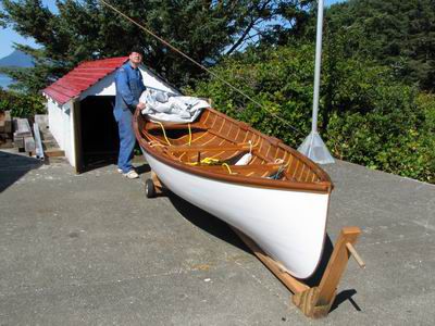 ... sein selbstgebautes Boot