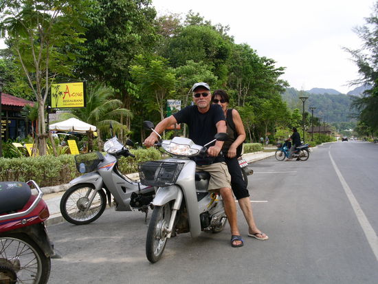 Elke und Dietmar auf ihrem Moped