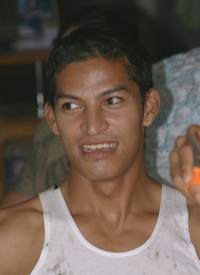 Porns Bruder beim Haarschneiden,vorbereitung auf das Klosterleben