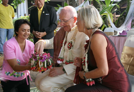 Anghana Organisatorin unsere Hochzeit uebergibt uns die Ringe