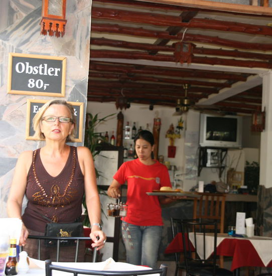 Elisa findet immer einen Schnaps