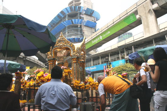 Brahma inmitten tosendem Verkehr