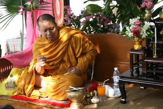 "unserer" Mönch wartet auf 9Uhr49 unserem Traungstermin