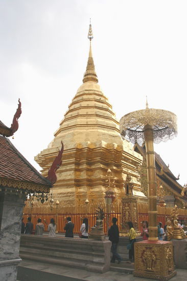 Tempel Wat Phrathat Doi Suthep Rajvoravihara mit dem 32m hohen, vergoldeten Chedi