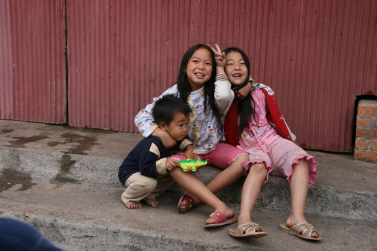 Fuer Helga: Kinder aus dem Mong-Dorf