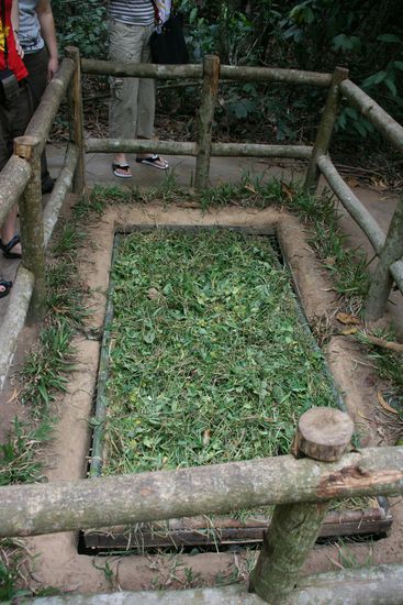 Getarnter Tunnelausgang in Cu Chi