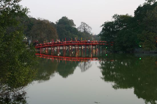 Bruecke am See des Zurueckgegebenen Schwertes Hanoi
