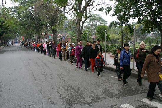 Menschenschlange vor dem Mausoleum (2km)