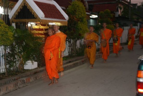 Moenche beim morgendlichen Almosengang