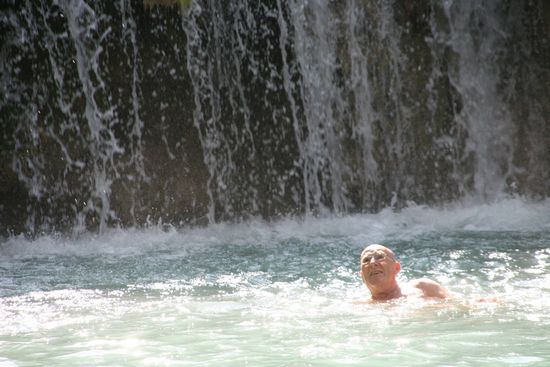 Kuehles Bad am Wasserfall