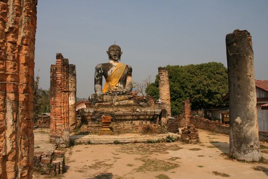 Durch Amerikaner zerstoerter Tempel in Muong Khon