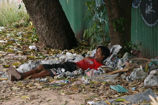 Vientiane: Ein Bett im Muellfeld