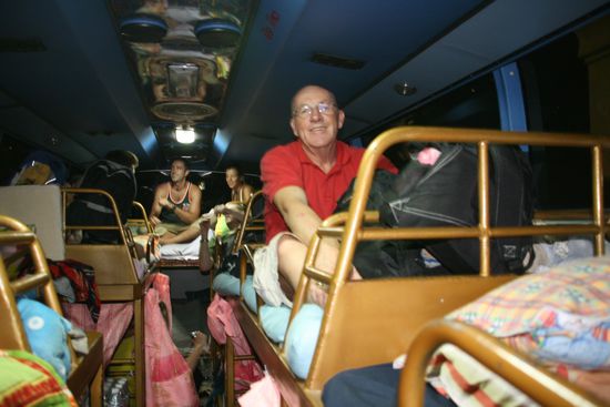 Im Sleeping Bus nach Pakxe